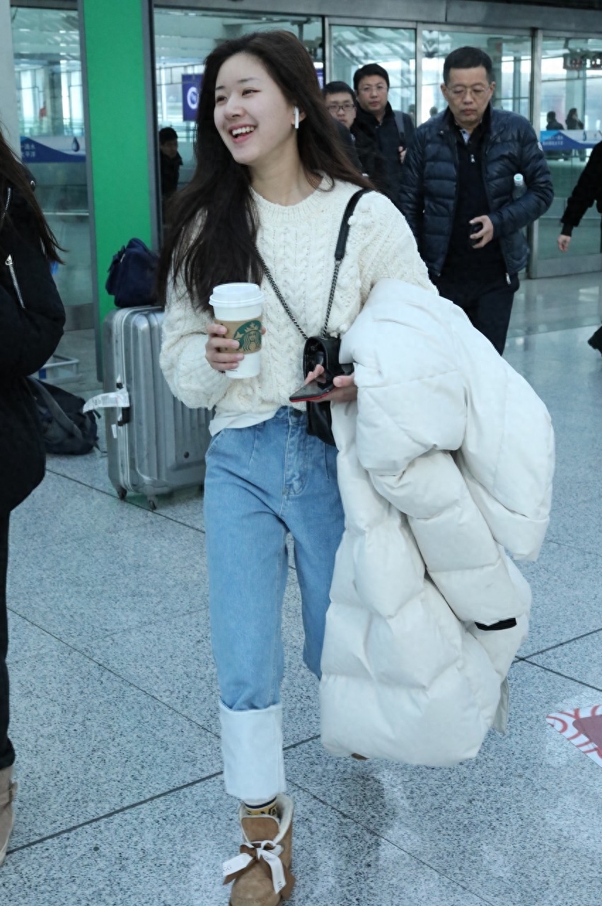 赵露思的机场穿搭,低头签名的样子也是超可爱