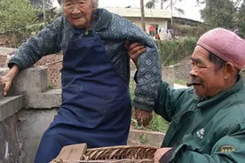 六旬“光棍”老汉，吃糠咽菜背母6年，喜获黄昏爱情让人暖心图片