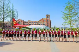 撑遮阳伞，手提高跟鞋 “光脚女孩”为当空姐“豁出去了”图片