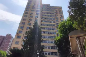 一声巨响！北京邮电大学一家属楼今晨墙皮脱落致清洁工受伤图片