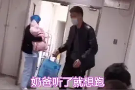 护士从产房抱出来双胞胎儿子，宝爸看到抬腿就跑，网友：是我也跑图片