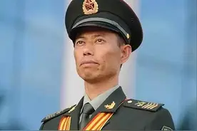 安徽兵王仅初中文化，入伍34年有召必回，退役后女儿继承父业图片