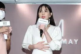 Ella陈嘉桦仿佛吃了“防腐剂”，黑长直发型配白裙，真不像中年人图片