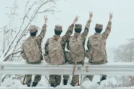 看完这部反套路军旅纪录片，谁不想梦回18岁？图片