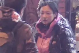 京圈聚会大佬云集！陈凯歌夫妇微醺秀恩爱，吴京与总裁搂肩似兄弟图片