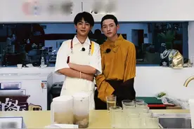 丁真与弟弟合照曝光！弟弟受邀出演《中餐厅5》，颜值引网友热议图片