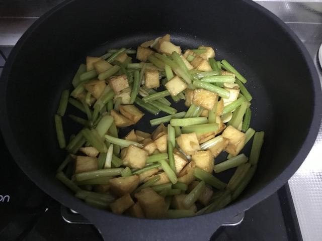 秋季多给孩子吃它，富含18种氨基酸，铁含量极高，补血养颜气色好