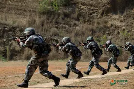 火力全开！特种兵这样练射击图片