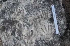 青藏高原发现22.6万年前的手印，坚硬石板上清晰可见，是谁留下的图片