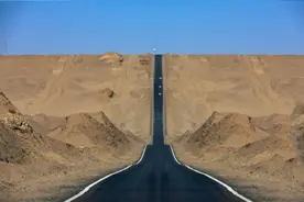 千万不要在无人区的车上过夜图片