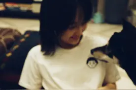 张子枫分享宅家生活，与爱犬互动慵懒惬意，好温馨的画面图片