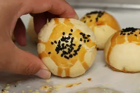 想吃蛋黄酥不用买，关键在和面，教你秘制窍门，咬一口香酥掉渣图片