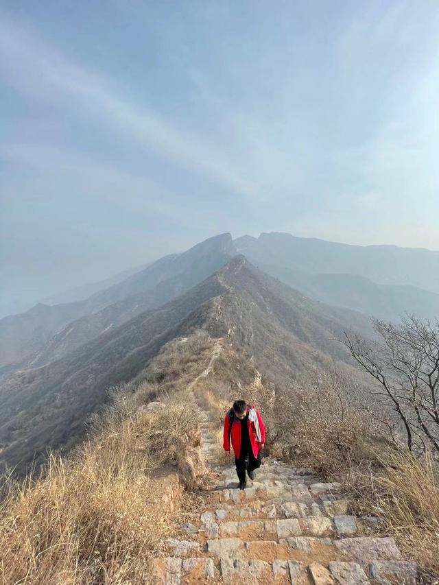郑州驴友徒步经典户外线路，万丈梯刀背山穿越小长城黄金大草原