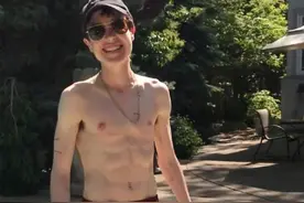 《盗梦空间》艾伦佩吉被曝变性，变男人晒泳装照，超帅腹肌太吸睛图片