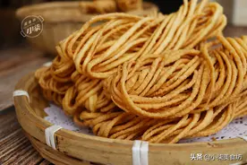 面条放进油锅里一炸，酥脆咸香，做法简单，过年招待客人很有面子图片