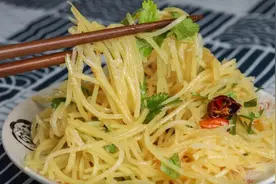 炒土豆丝，不要浸泡或者焯水，学会正确做法，土豆丝脆爽可口图片