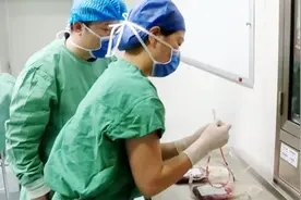 3岁孩子患再障，母亲怀双胞胎救大女儿，纪录产房脐带血采集过程