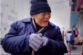 72岁大爷雇43岁住家男保姆，大爷：说破天也不让你照顾了，太憋屈图片