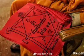 泰国高僧发符箓布给民众防疫图片