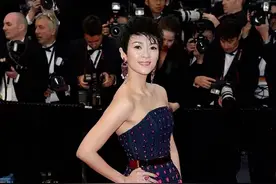章子怡又美到国外去，剪掉10年长发配抹胸衣走红毯，高级又洋气图片