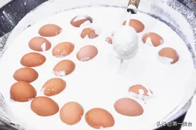 河南人收麦时，变蛋特别受欢迎，千家万户都吃过，和黄瓜很配图片