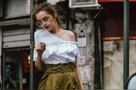 牛仔裤已过时，今年流行“花苞裤”，适合中年女人，减龄显气质图片