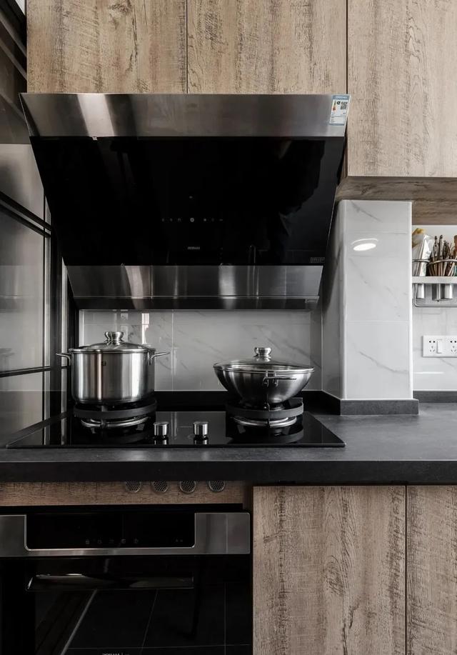 以舒适感为主旋律的88㎡小家,优化布局,两室变三室,好看又好住