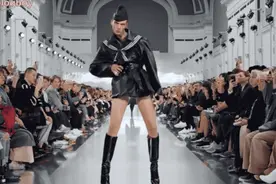 这个男模被称“神经病”式走秀？狂放又妖娆，怪不得蕾哈娜都迷他图片