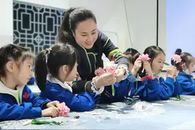 80后湘妹子巧手“秀”纸雕，1米高立体“向日葵”栩栩如生图片