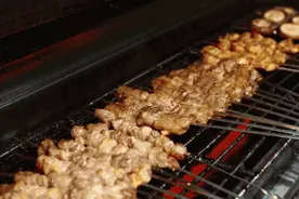 烤肉摊上，越焦越香的越不能吃！转给爱吃烧烤的家人图片