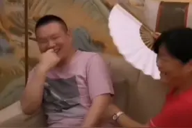 岳云鹏与大姐录视频笑得合不拢嘴，豪宅装潢大气，网友：基因强大图片