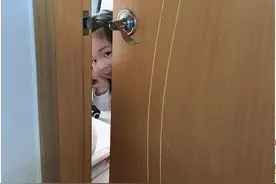 “主播”妈妈上线，4岁大宝从门缝里偷听，6个月二宝在纸箱里自娱自乐图片