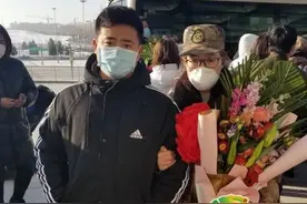 "我在湖北挺好的，这里的人都很热心，对我很好!"吴丽娜:我只希望疫情过后能带女儿看看我曾经战斗过的地方！图片