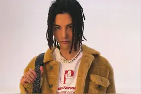 22岁男星被曝私联女粉，聊天记录言语露骨，去年刚与圈内女友示爱图片