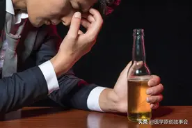 26岁男子喝两斤白酒，苦熬十天离世，同事痛哭都怪当时没劝酒图片