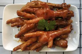 酱鸡爪这么做，色香味美又解馋，只需简单几步，好吃到停不下来