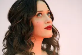 破产姐妹Max与男友合照亲密，女方身材太顶，网友：羡慕这个男人图片