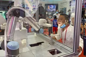 咽拭子采样机器人亮相服贸会，远程操控，采样流程无需人员参与图片