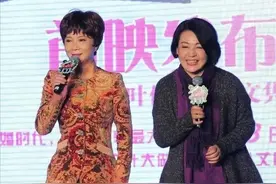 60岁蔡明穿衣不装嫩，印花上衣优雅得体，但笔挺的裤缝太有年代感图片