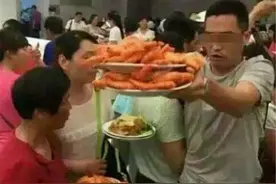 奶奶带孙子吃"自助餐"，吃剩一桌转身就走，餐厅的做法大快人心图片