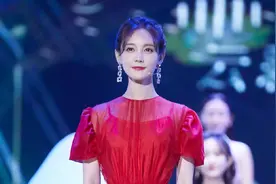 李一桐红毯秀翻车！高定礼服也压不住场子，粗壮水桶腰似130斤图片