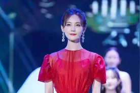 李一桐红毯秀翻车！高定礼服也压不住场子，粗壮水桶腰似130斤图片