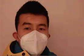 送货时被隔离在小区里，快递小哥成了一名勤快的志愿者……图片