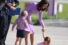 4岁夏洛特小公主发脾气，躺在地上撒泼要画册，凯特拉都拉不住图片