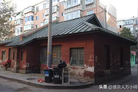 沈阳一小区发现特殊建筑，红砖绿瓦，风格独特，其用途令人气愤图片