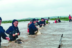 1000多只牧民的羊被困水中！内蒙古民警在湍急的水流中救援图片