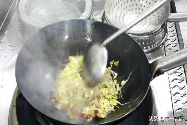 厨师长教你做，黄豆芽炒粉条，不粘锅不成坨，越吃越香