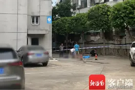 海口一男子疑似从蓝天路一大厦15楼坠亡图片