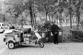 “爸妈捡废品”引发的“家庭战争”图片