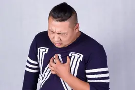 经常感觉到胸闷，是怎么回事？图片